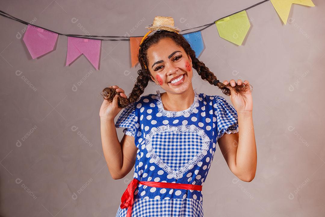 Mulher brasileira vestindo roupas típicas para a Festa Junina