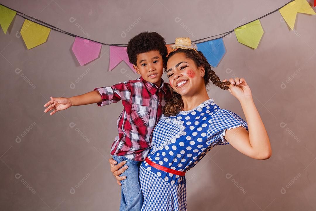 Afro mãe e filho vestidos para festa junina