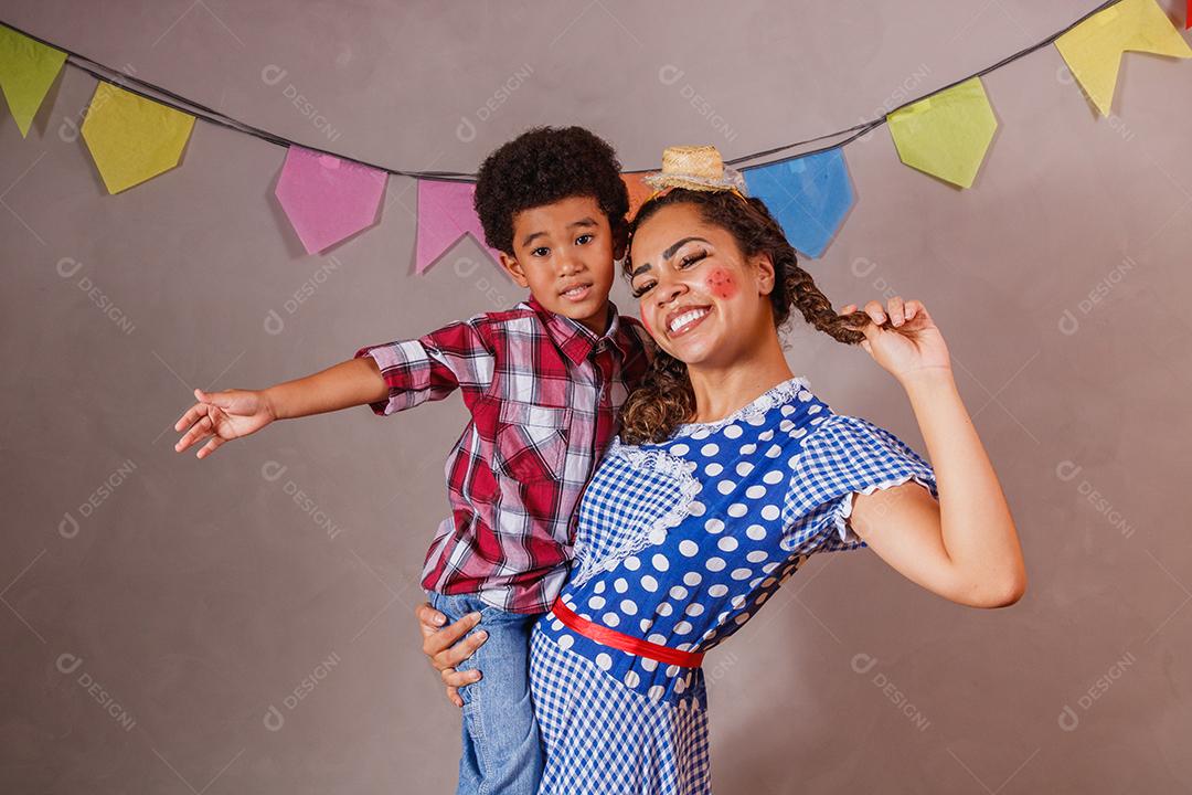 Afro mãe e filho vestidos para festa junina