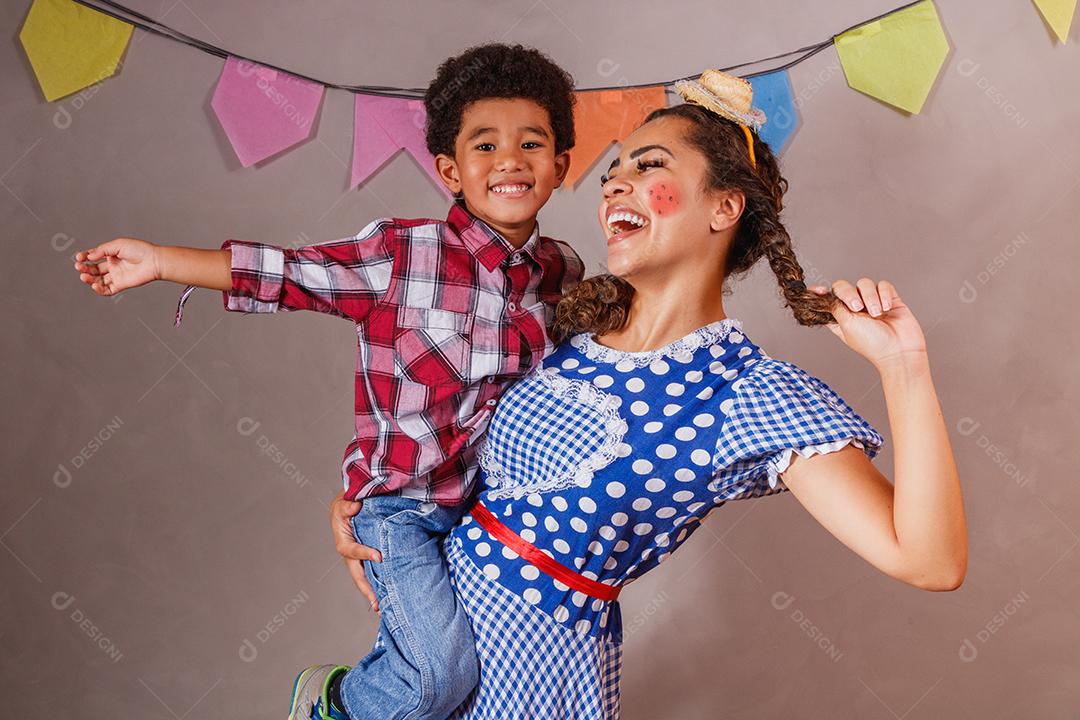 Afro mãe e filho vestidos para festa junina