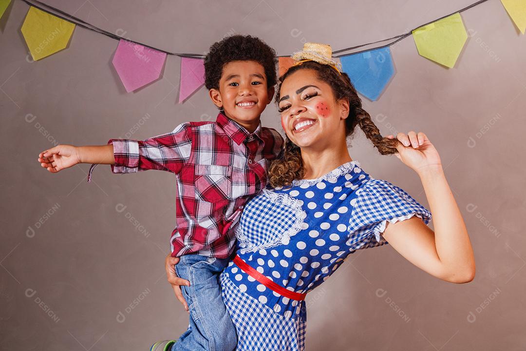 Afro mãe e filho vestidos para festa junina