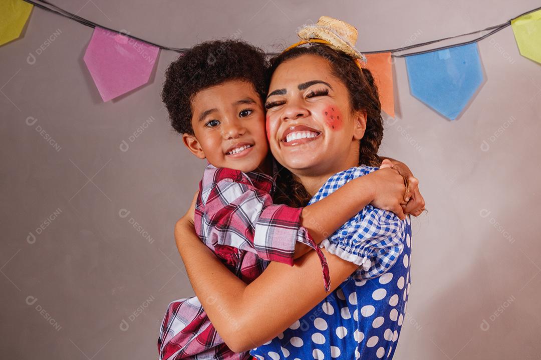 Afro mãe e filho vestidos para festa junina