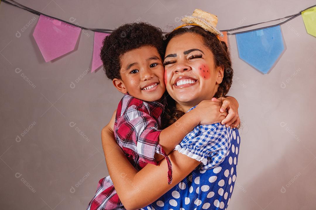 Afro mãe e filho vestidos para festa junina