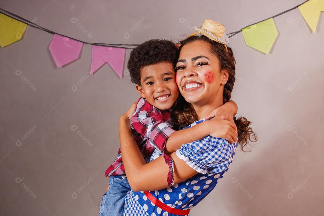 Afro mãe e filho vestidos para festa junina