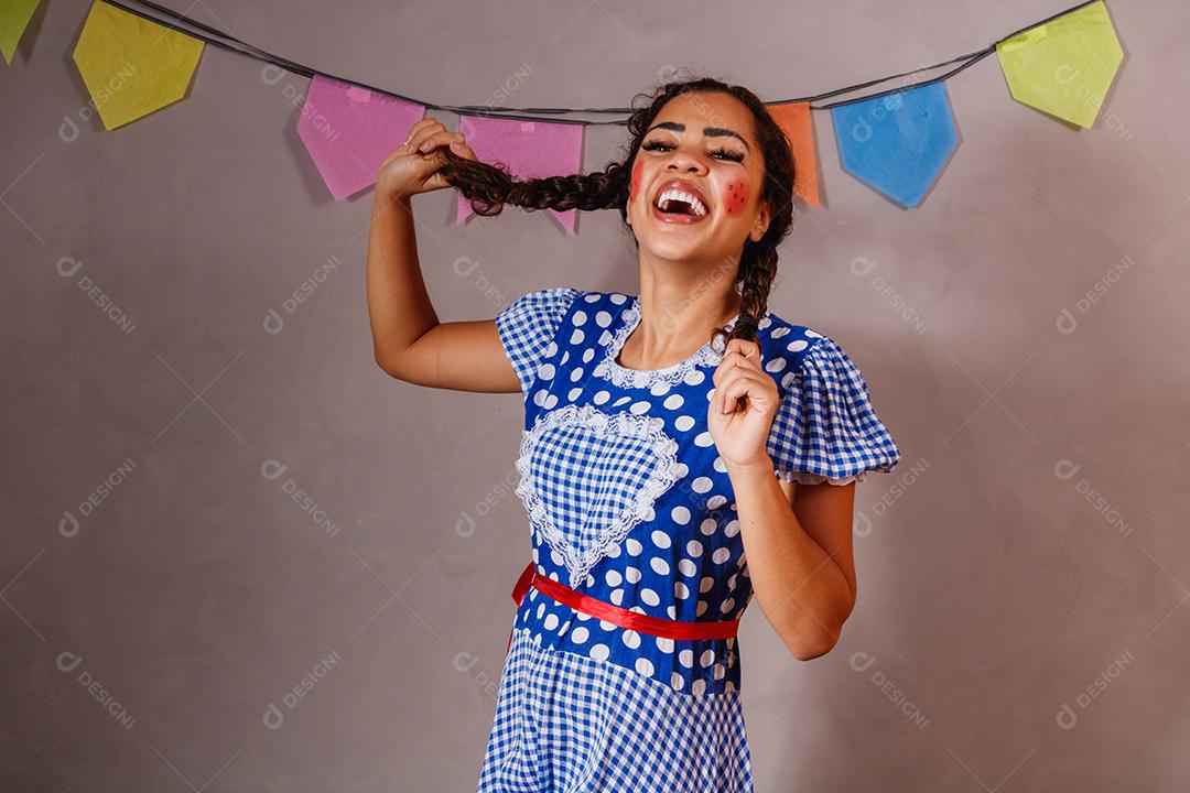 jovem afro vestida para festa junina