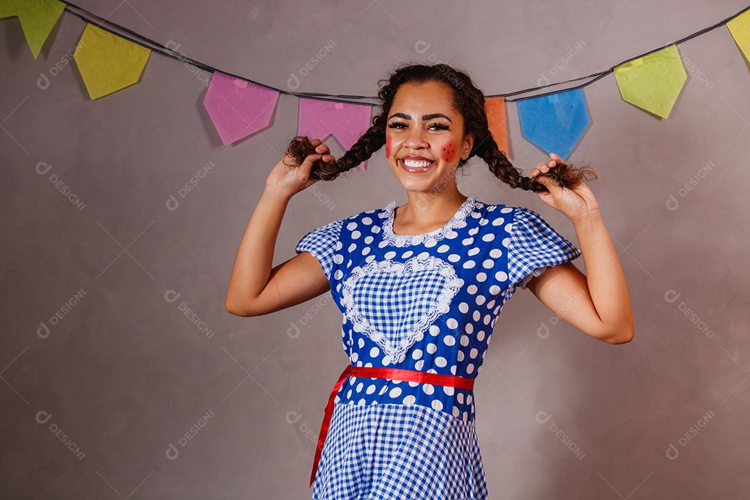jovem afro vestida para festa junina