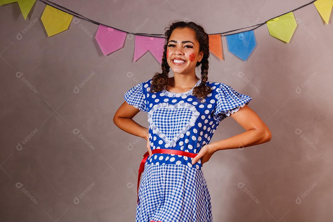 jovem afro vestida para festa junina
