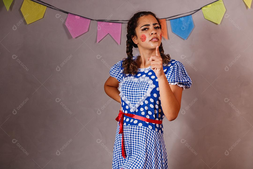 jovem afro vestida para festa junina