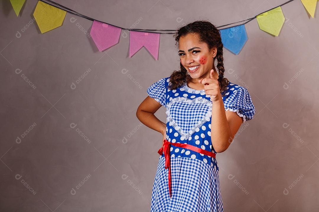 jovem afro vestida para festa junina