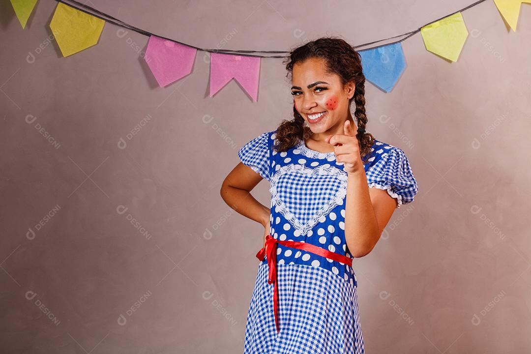 jovem afro vestida para festa junina