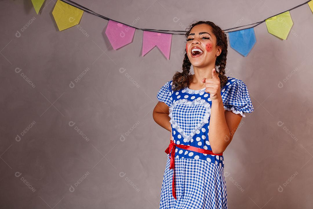jovem afro vestida para festa junina