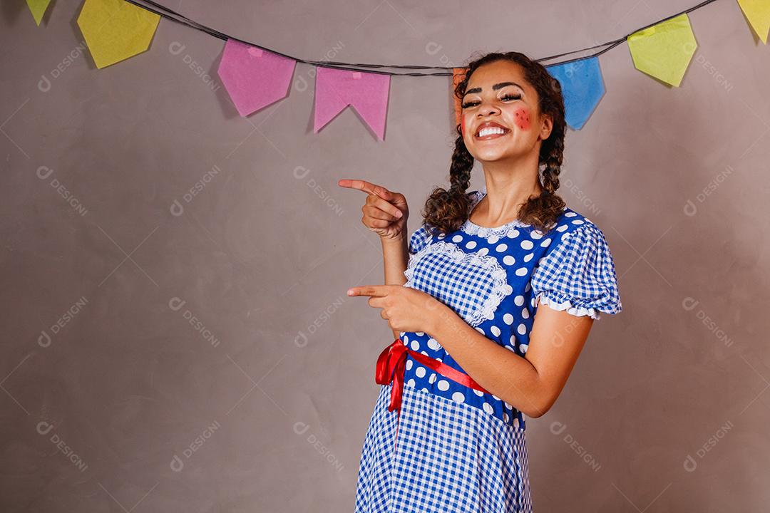 jovem afro vestida para festa junina