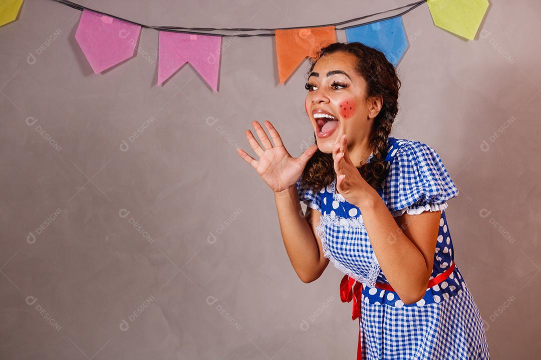 jovem afro vestida para festa junina