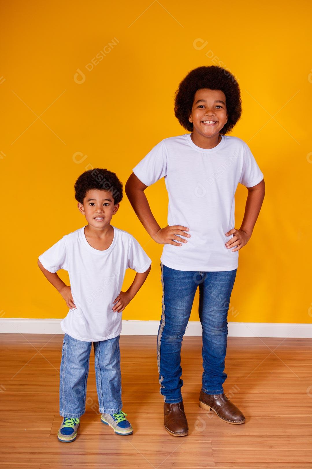 Crianças cabelo afro black power roupas casuais Fundo Amarelo