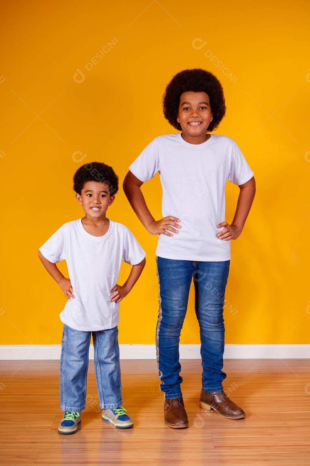 Crianças cabelo afro black power roupas casuais Fundo Amarelo