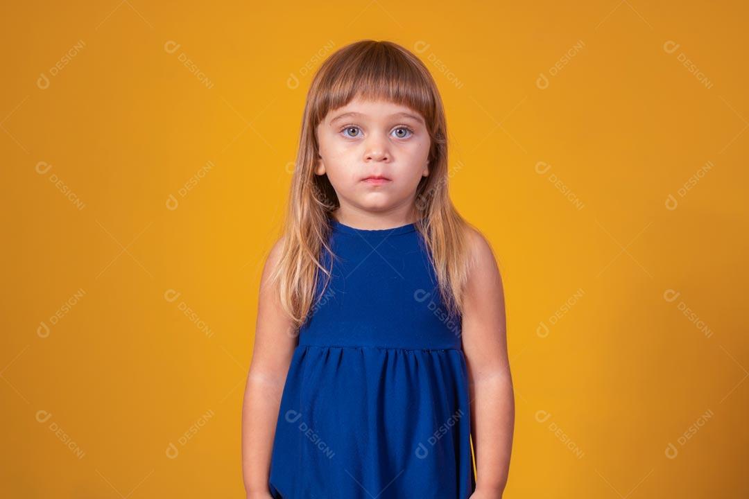 Menina loira com olhos azuis Expressão De seria