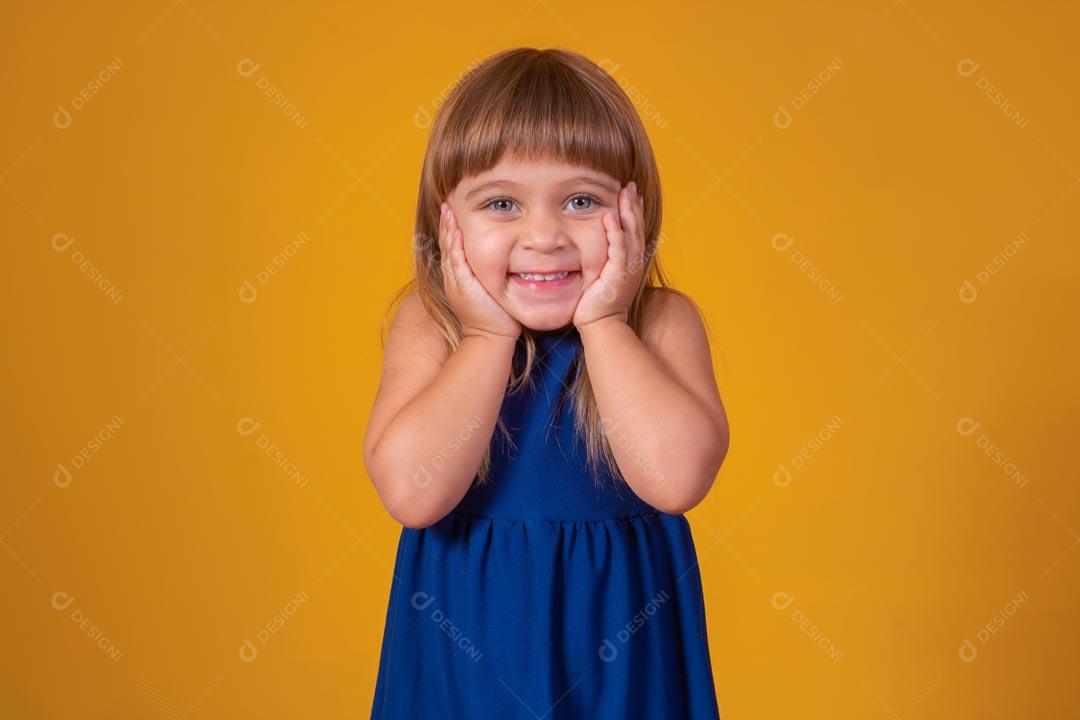 Menina loira com olhos azuis Expressão De Feliz