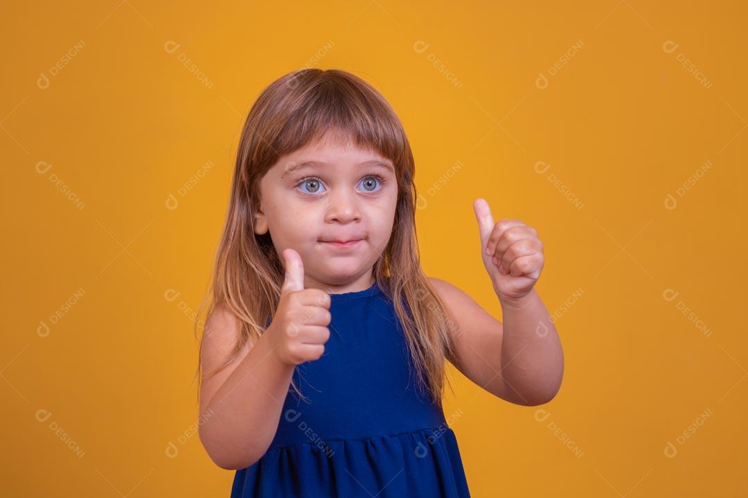 Menina loira com olhos azuis Expressão De Beleza