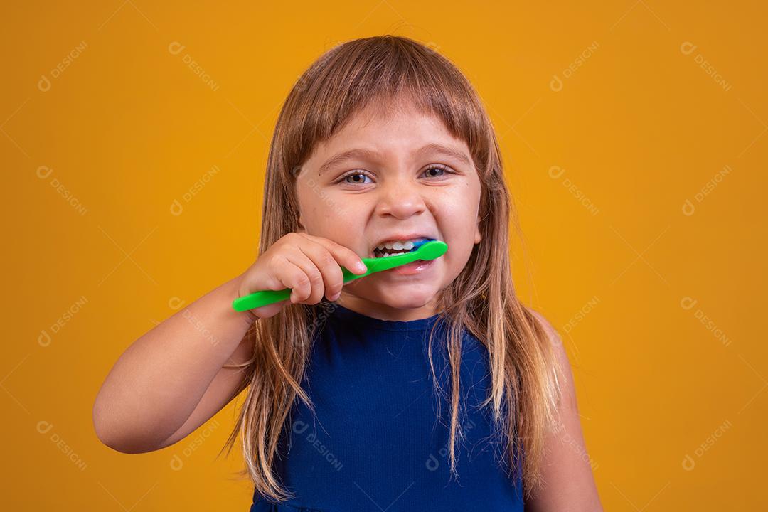 higiene dental. menina feliz escovando os dentes