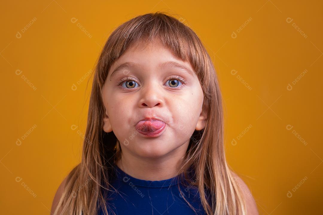 garotinha com a língua para fora