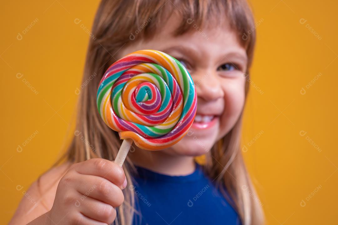 linda criança feliz com pirulito de doces, garota feliz comendo big suga