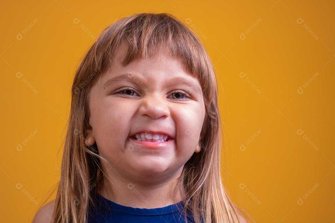 linda criança feliz com pirulito de doces, garota feliz comendo big suga