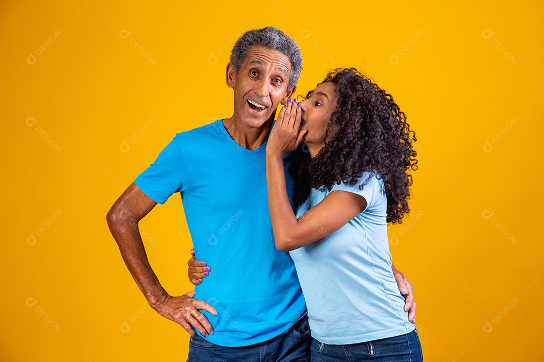 filha falando baixinho no ouvido um segredo para o pai