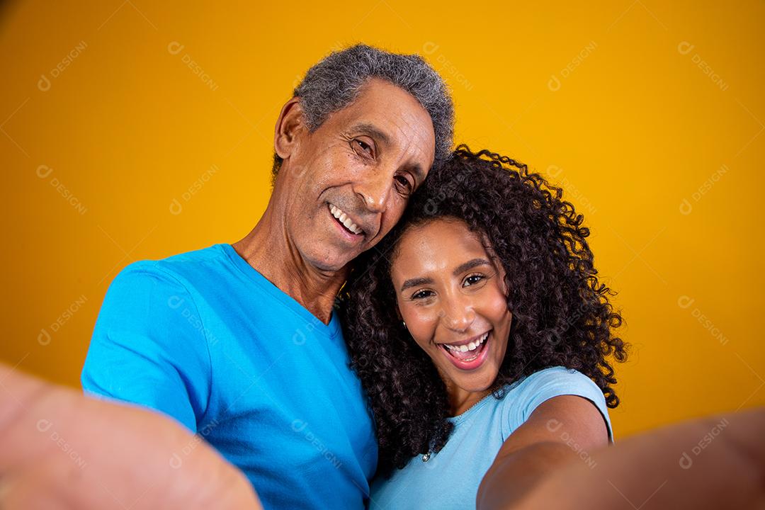 selfie de pai e filha sorrindo. pai e filha tomando