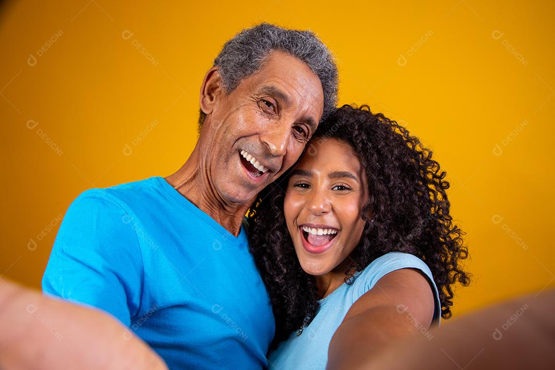 selfie de pai e filha sorrindo. pai e filha tomando
