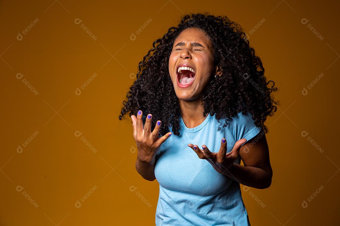 Vítima irritada da jovem mulher de violência doméstica e abuso tendo n