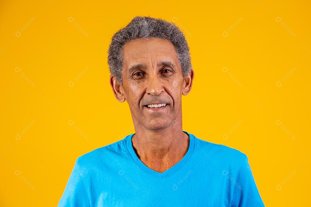 Afro idoso sorrindo olhando para a câmera