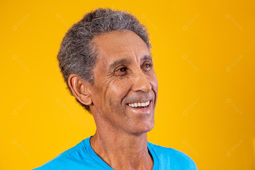 Afro idoso sorrindo olhando para a câmera