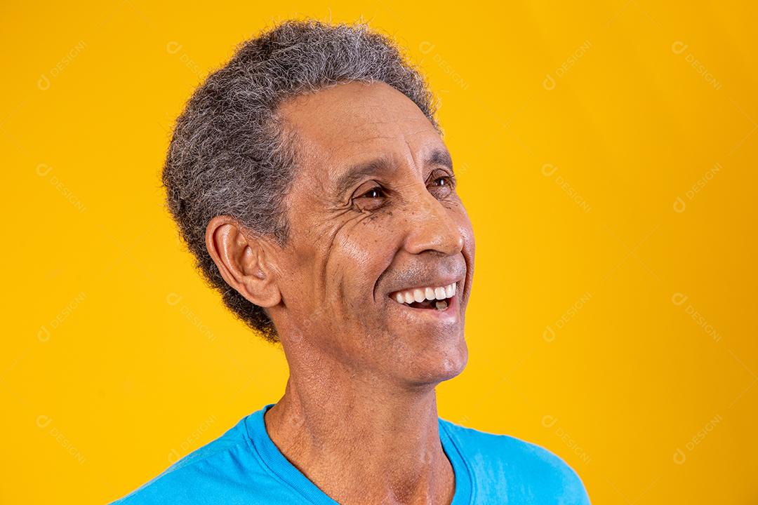 Afro idoso sorrindo olhando para a câmera