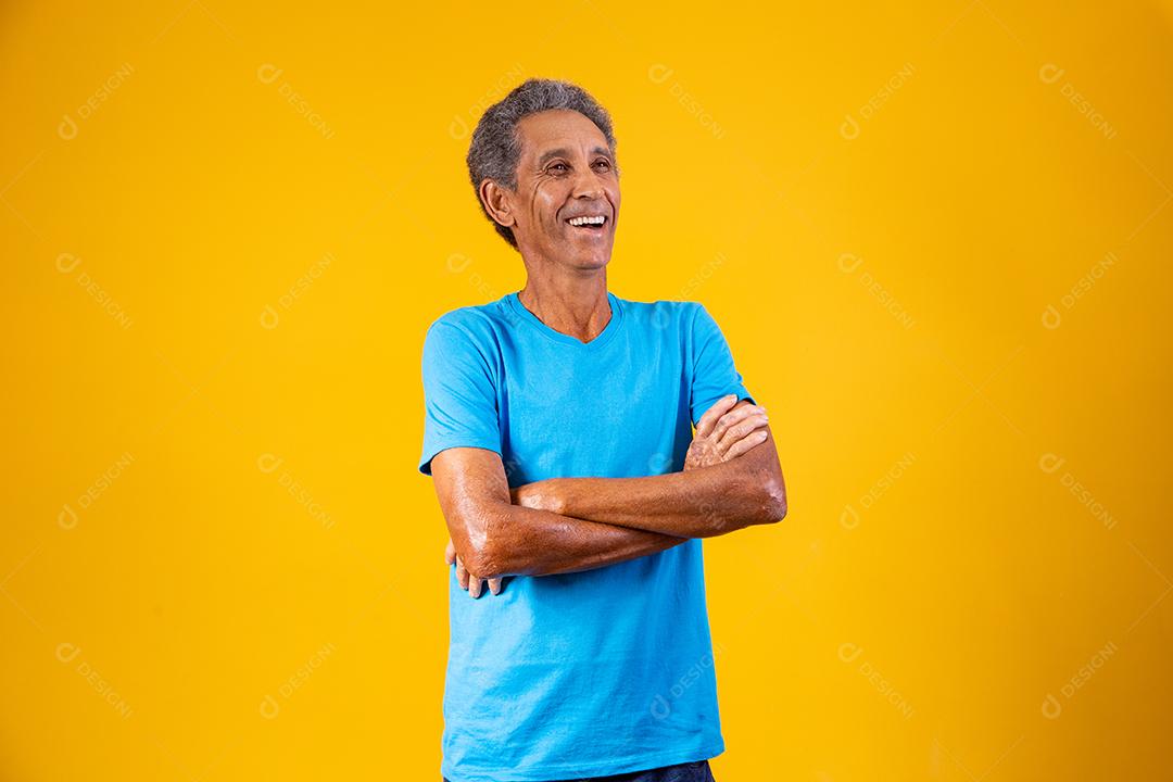 Afro idoso sorrindo olhando para a câmera