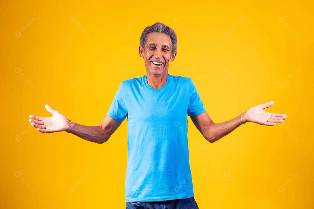 Afro idoso sorrindo olhando para a câmera