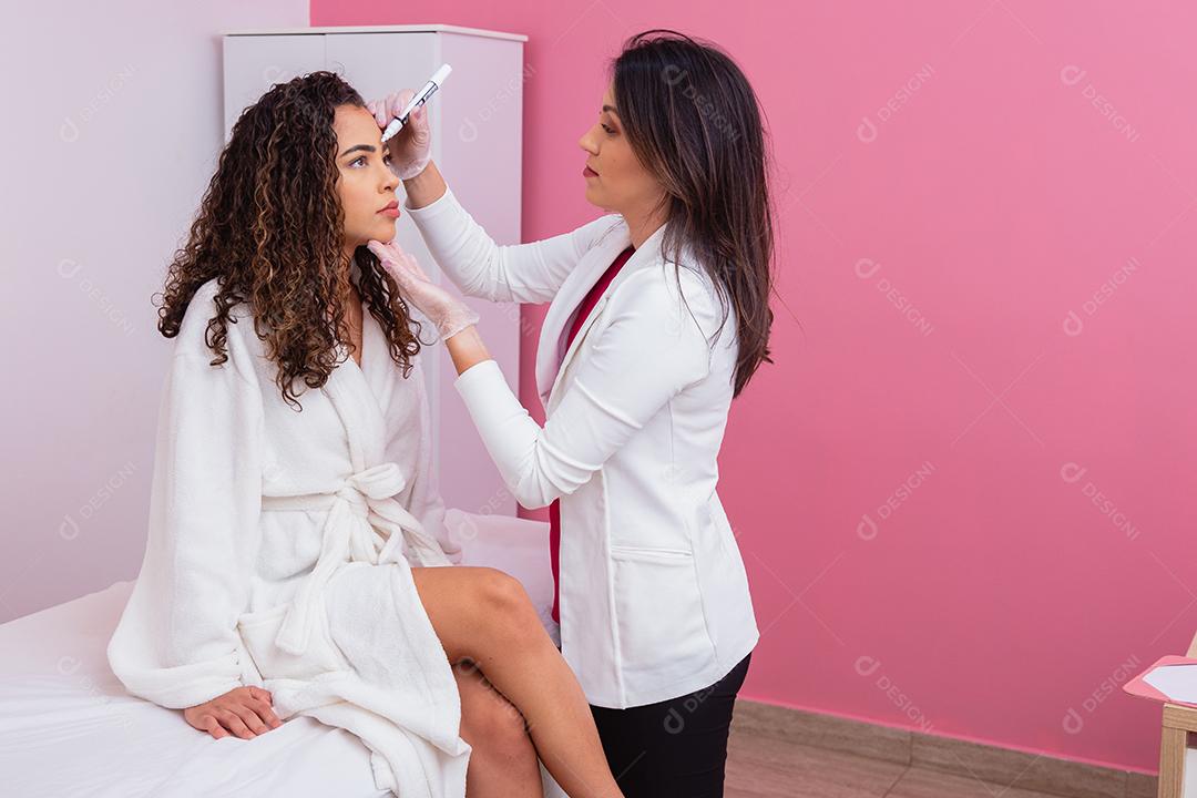 Conceito de cirurgia plástica e estética. Enfermeira na assistência ao paciente para procedimentos estéticos