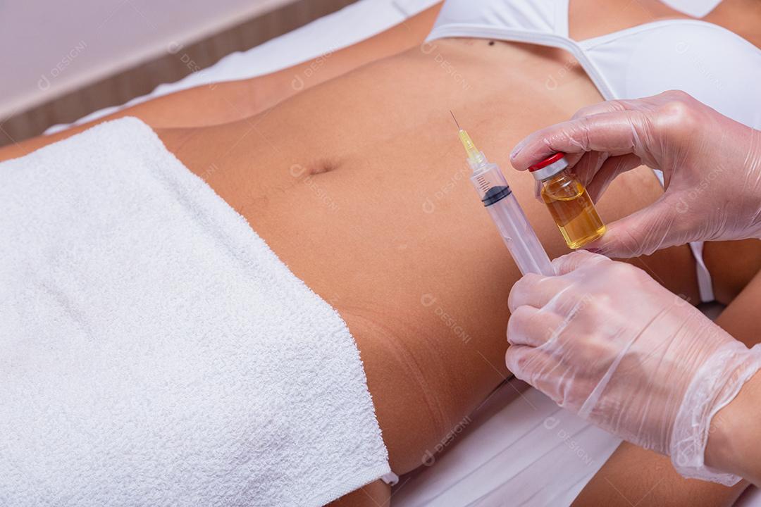 tratamento de mesoterapia no corpo da mulher marcada