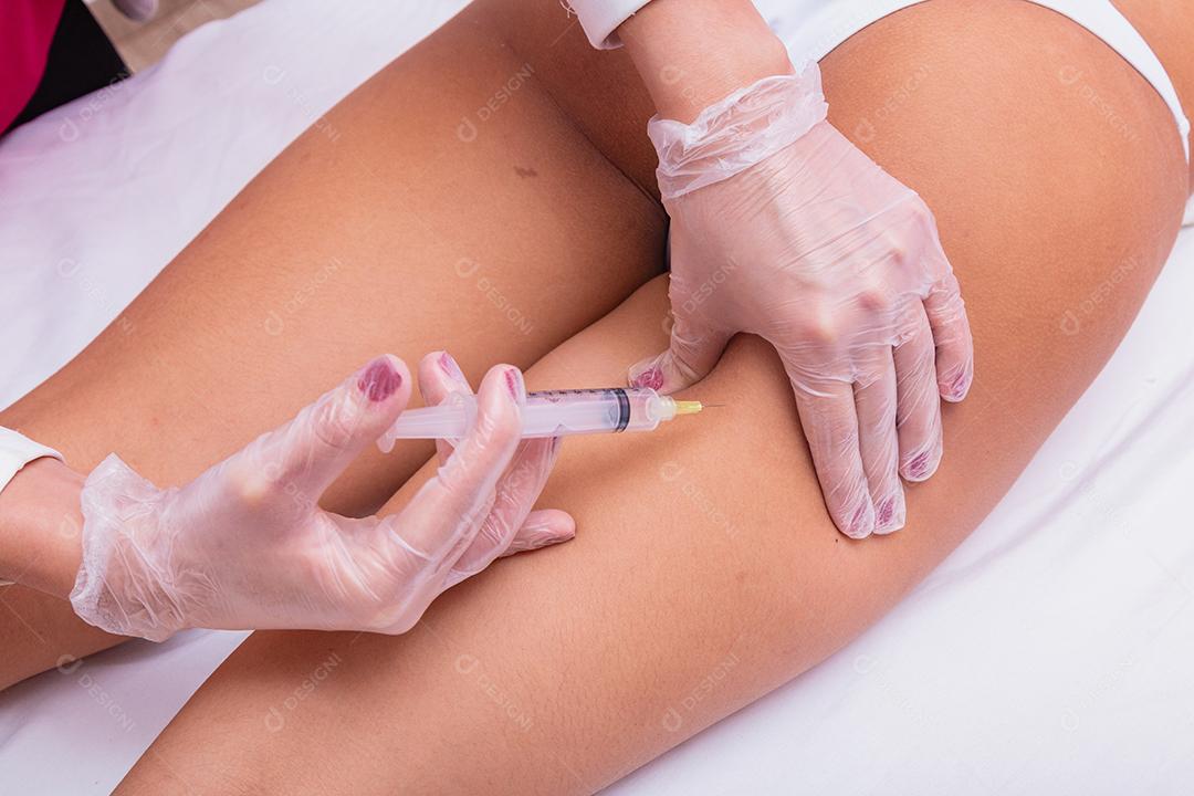 aplicação de enzimas para celulite. Mulher submetida a intradermoterapia para reduzir a celulite