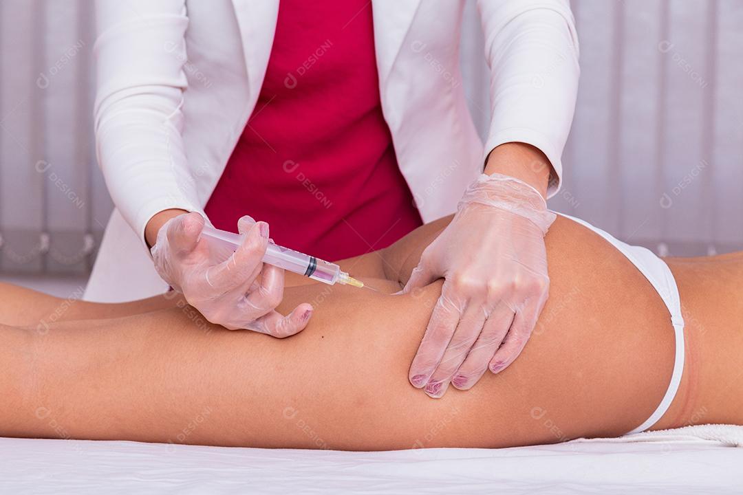 aplicação de enzimas para celulite. Mulher submetida a intradermoterapia para reduzir a celulite