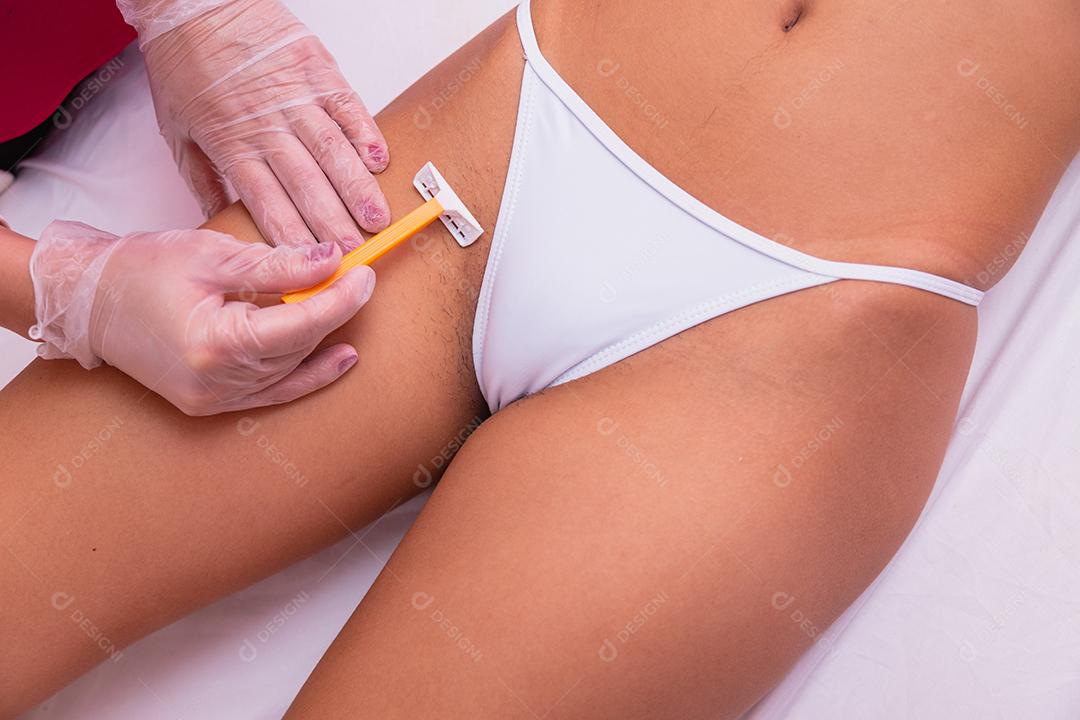 iniciando o processo de depilação dos pelos da virilha e depois iniciando o ph