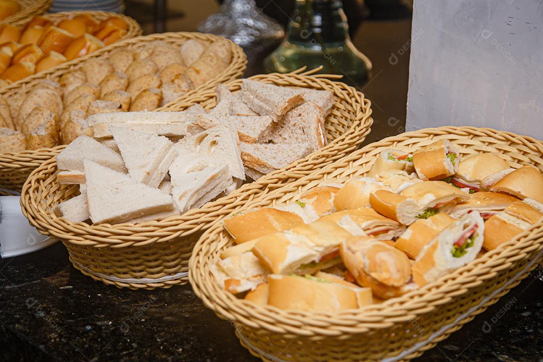 foto de uma variedade de pães no café da manhã do hotel