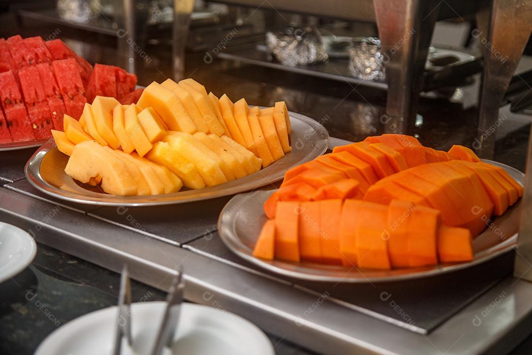 café da manhã do hotel com frutas. Mamão e melancia no café da manhã em um hotel