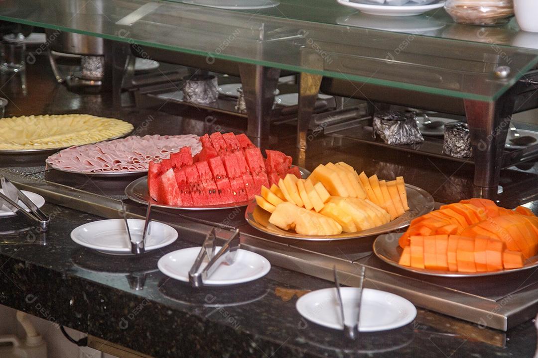 café da manhã do hotel com frutas. Mamão e melancia no café da manhã em um hotel