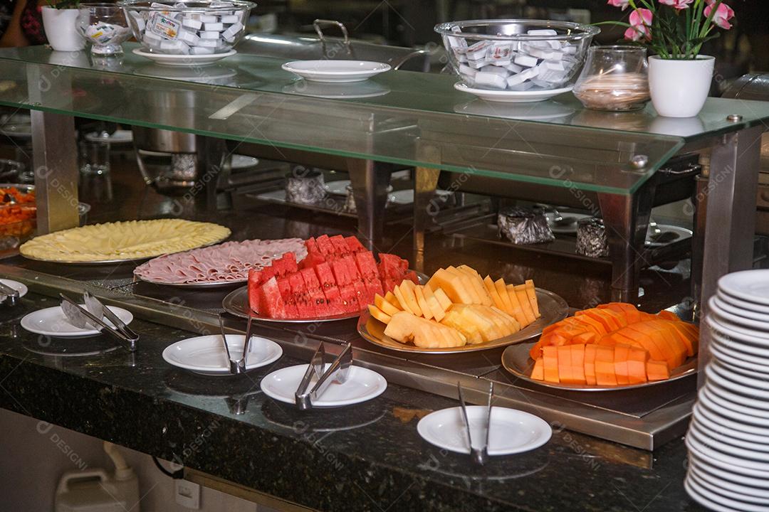 café da manhã do hotel com frutas. Mamão e melancia no café da manhã em um hotel