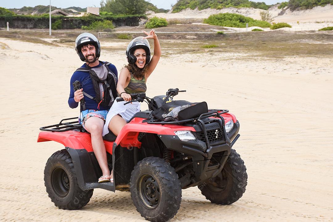 Natal, Rio Grande do Norte, Brasil - 12 de março de 2021: Casal andando de quadriciclo no calçadão de maracajau no rio grande do norte