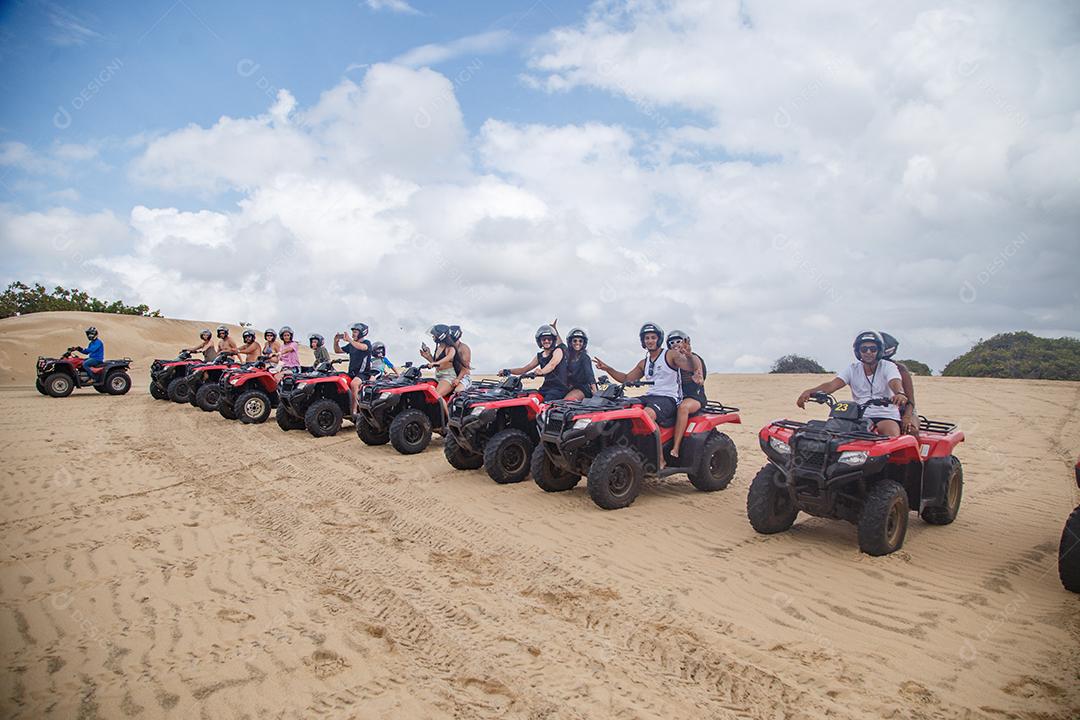 Natal, Rio Grande do Norte, Brasil - 12 de março de 2021: Casal andando de quadriciclo no calçadão de maracajau no rio grande do norte