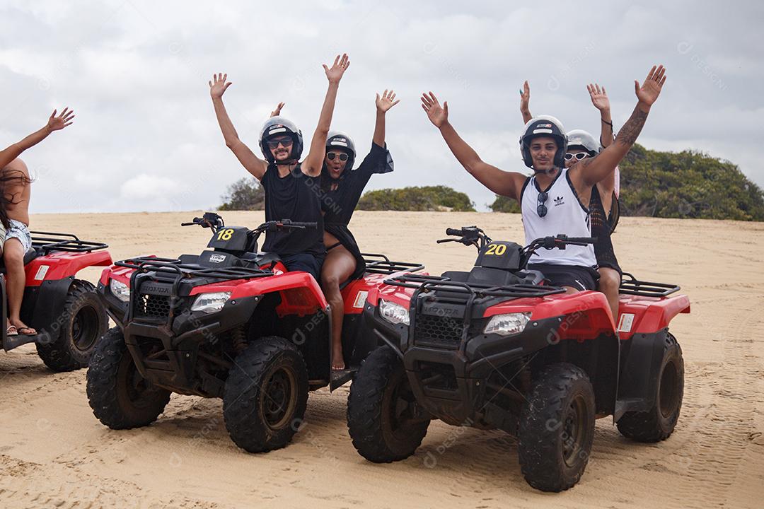 Natal, Rio Grande do Norte, Brasil - 12 de março de 2021: Casal andando de quadriciclo no calçadão de maracajau no rio grande do norte