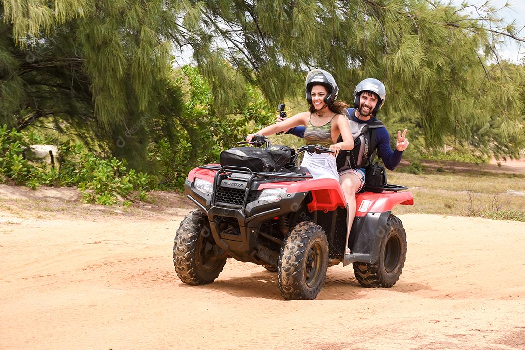Natal, Rio Grande do Norte, Brasil - 12 de março de 2021: Passeio de casal