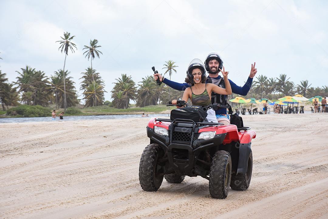 Natal, Rio Grande do Norte, Brasil - 12 de março de 2021: Passeio de casal