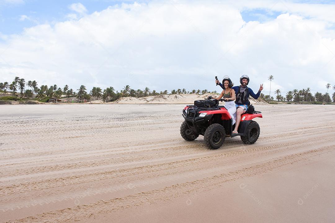 Natal, Rio Grande do Norte, Brasil - 12 de março de 2021: Passeio de casal